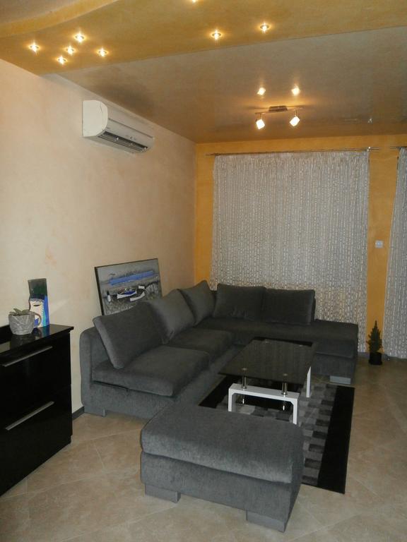 Art Apartment Kiril And Metodi Square Burgas Habitación foto